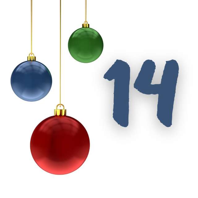 Drei Weihnachtskugeln hängen an einer Schnur mit der Zahl 14.