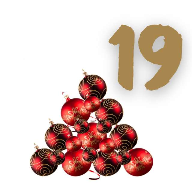 Ein Weihnachtsbaum mit roten und goldenen Ornamenten und der Zahl 19.