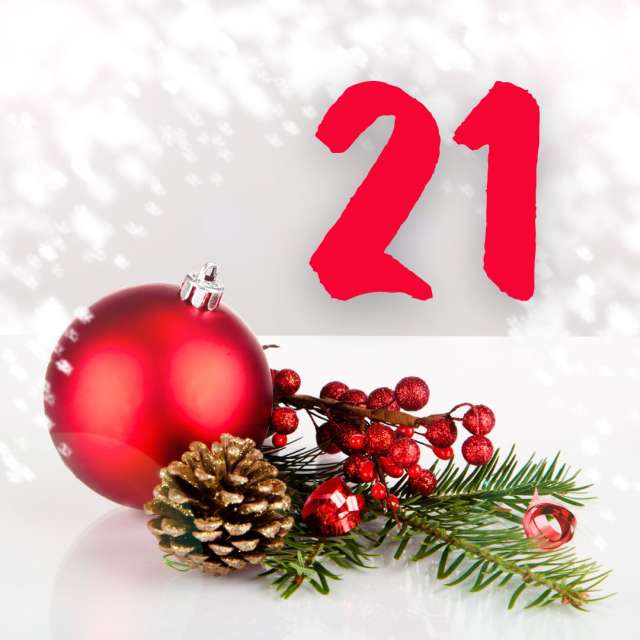 Eine rote Weihnachtskugel mit der Nummer 21 darauf.