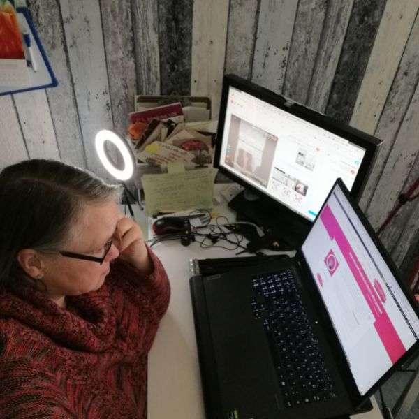 Nora fokussiert bei der Arbeit am PC