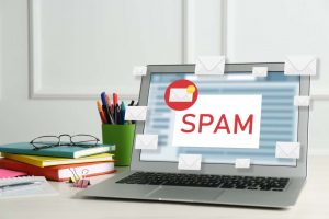 Ein Laptop mit dem Wort Spam darauf, was möglicherweise darauf hindeutet, dass er für Newsletter-Spam verwendet wird.